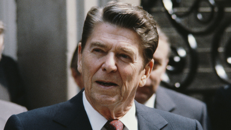 Reagan parlant dans le microphone