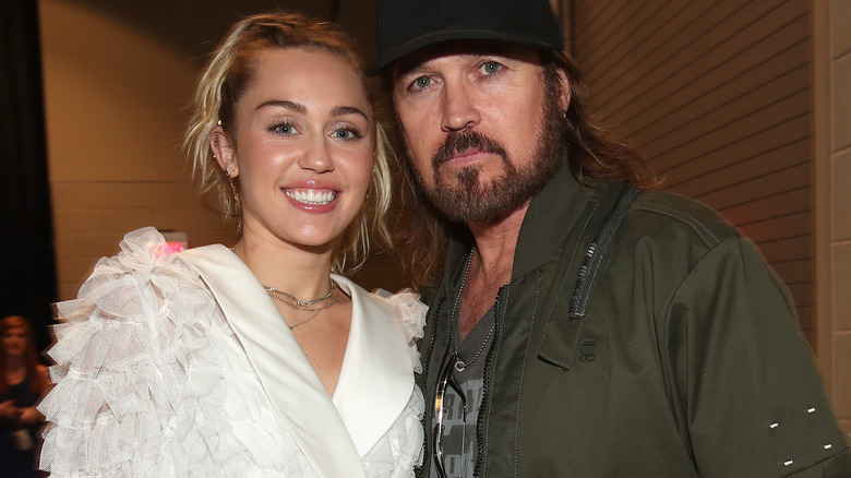 Miley Cyrus Billy Ray Cyrus posant