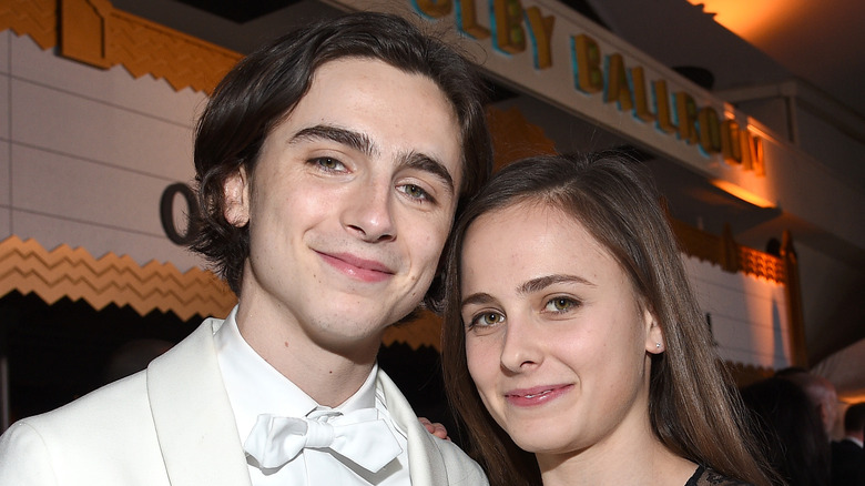 Timothée et Pauline Chalamet souriants