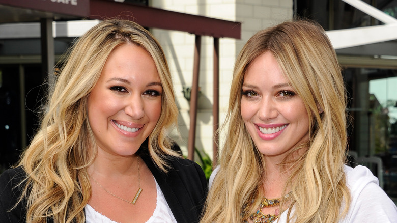 Hilary et Haylie Duff souriantes