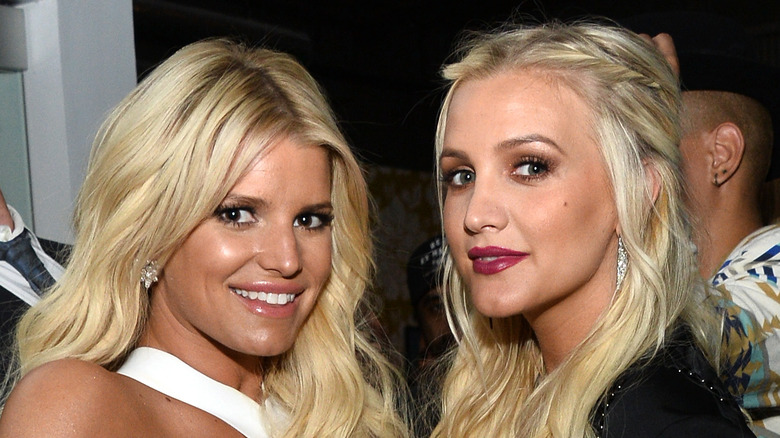 Jessica et Ashlee Simpson souriantes