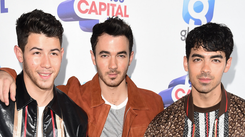 Nick, Joe et Kevin Jonas posent