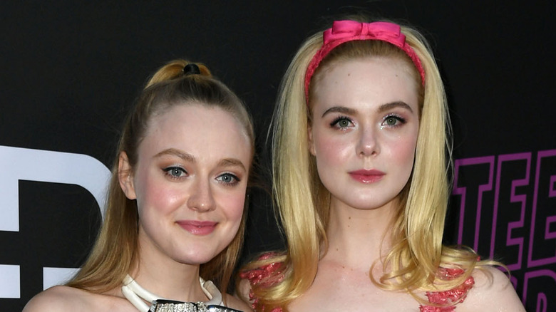 Dakota et Elle Fanning posant