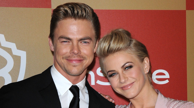 Derek et Julianne Hough sourient