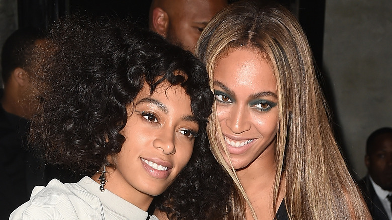 Beyoncé et Solange Knowles souriantes