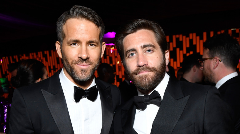 Ryan Reynolds et Jake Gyllenhaal en smoking et nœud papillon