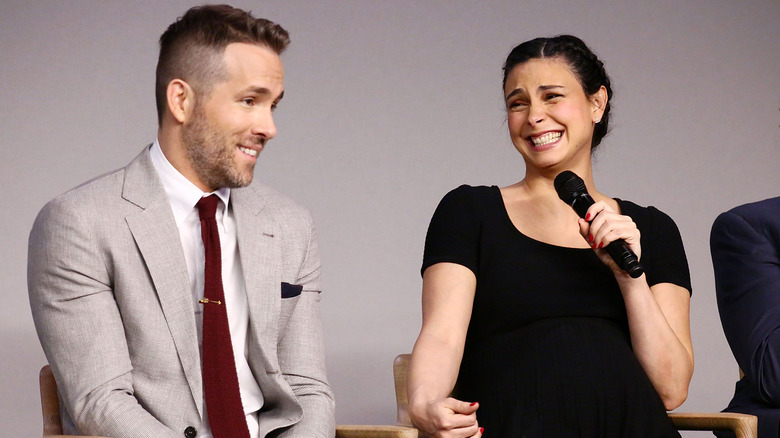 Ryan Reynolds et Morena Baccarin rient