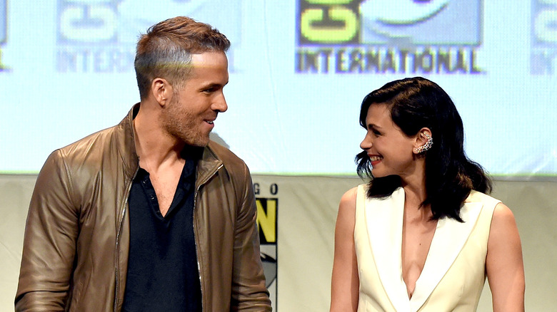 Ryan Reynolds et Morena Baccarin discutent