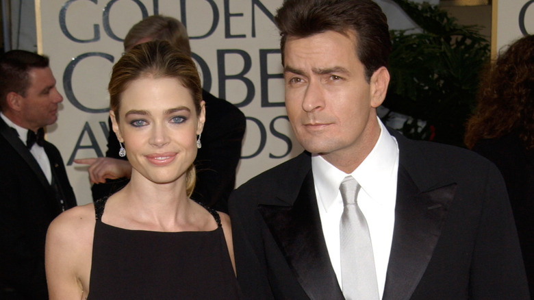 Denise Richards et Charlie Sheen souriant 