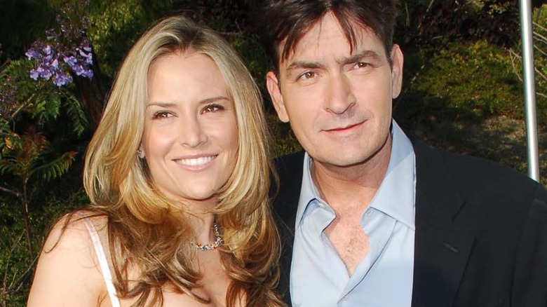 Brooke Mueller et Charlie Sheen souriant 