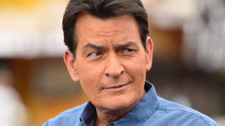 Charlie Sheen regardant sur le côté