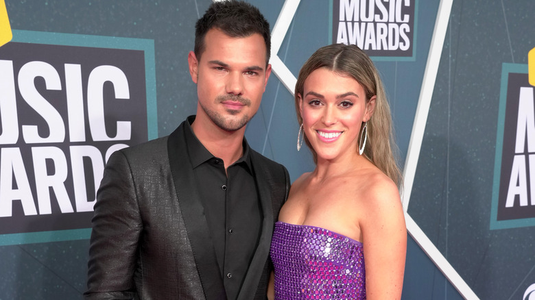 Taylor Lautner et Taylor Dome posant ensemble