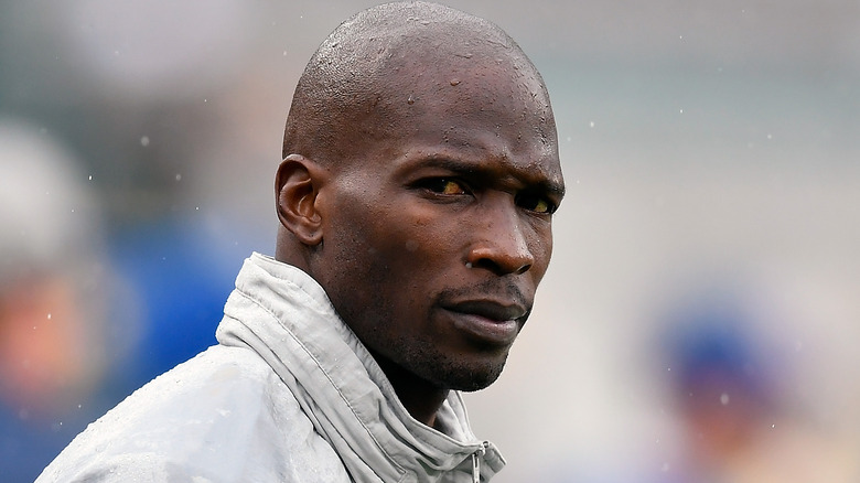 Chad Johnson portant une veste Adidas bleue et grise 