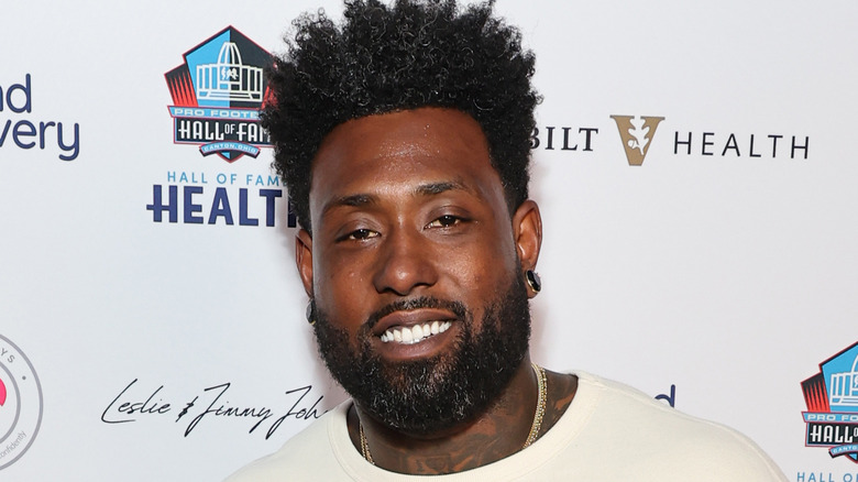 Delanie Walker portant un sweat rouge et blanc 