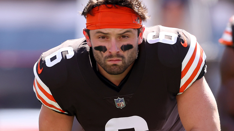 Baker Mayfield à genoux sur le terrain