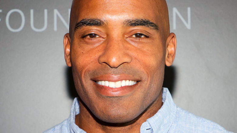 Tiki Barber portant une chemise bleue sur le tapis rouge 