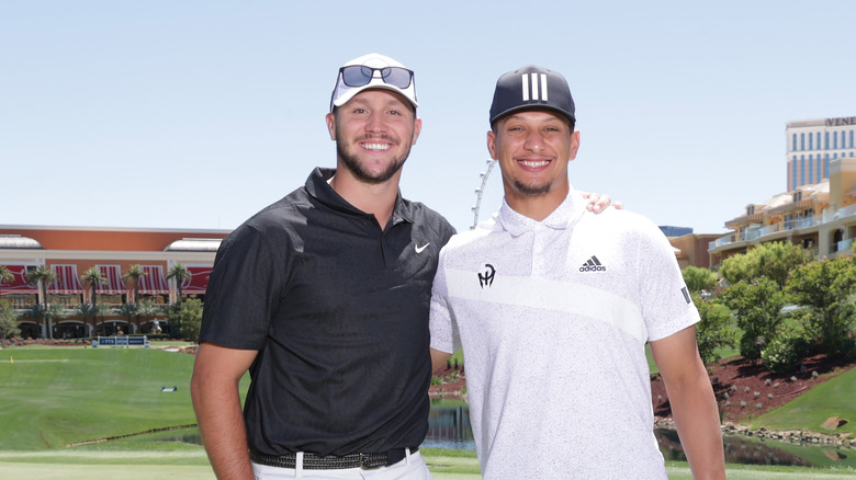 Josh Allen et Patrick Mahomes posant