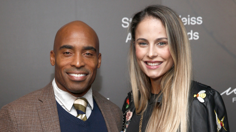 Tiki Barber pose avec Traci Johnson sur le tapis rouge