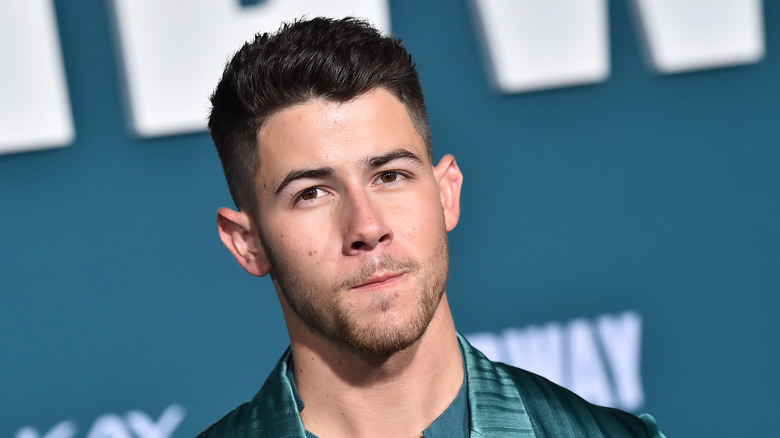 nick jonas cheveux noirs 