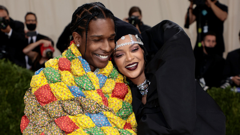 Rihanna et A$AP Rocky sourient