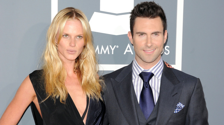 Adam Levine et Anne V souriant