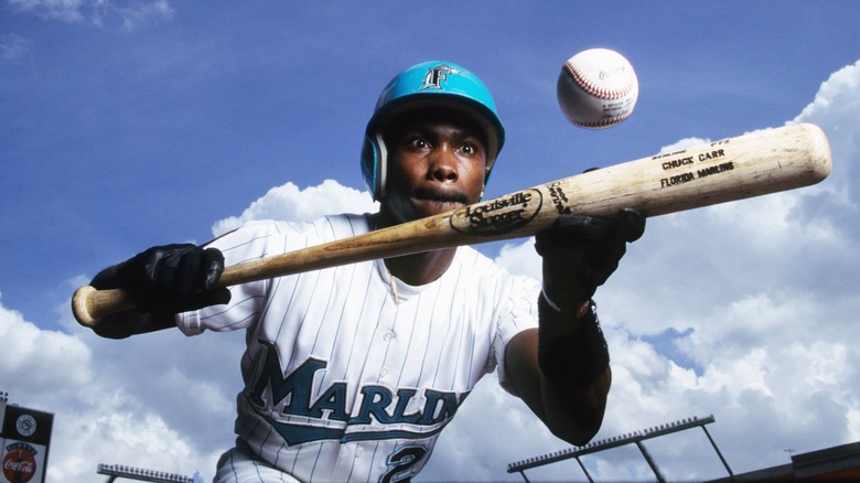 Chuck Carr posant avec une batte de baseball