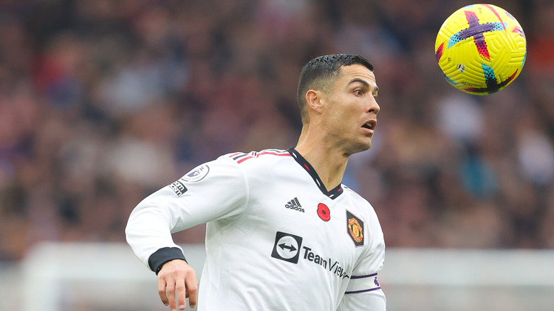 Cristiano Ronaldo joue au foot