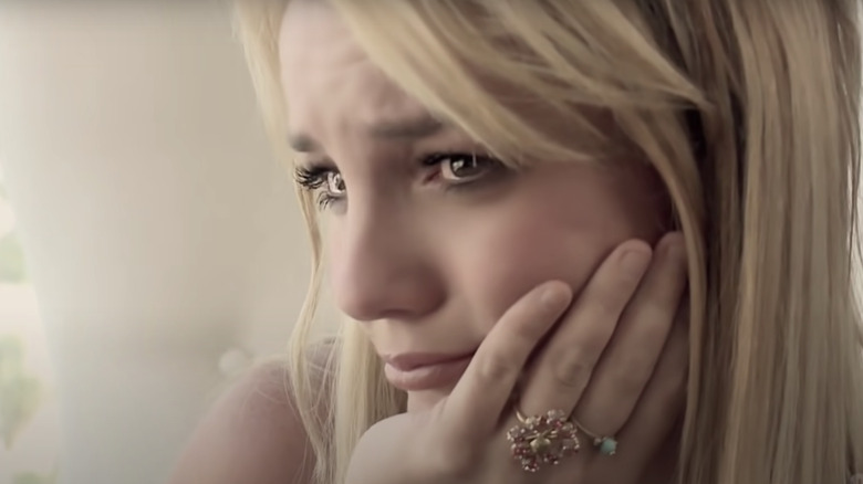 Britney Spears pleure des anneaux de larmes