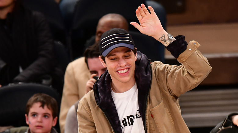 Pete Davidson saluant