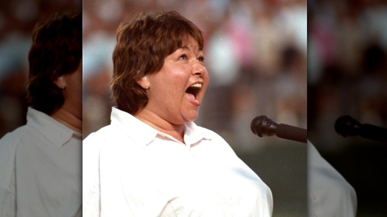 Roseanne Barr chantant l'hymne national