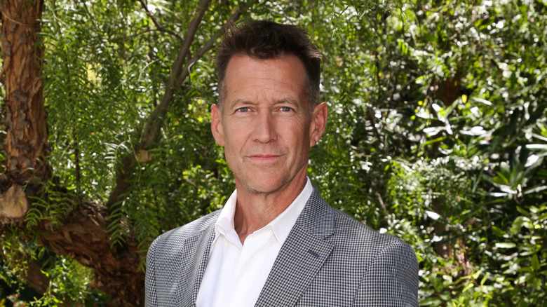 James Denton posant