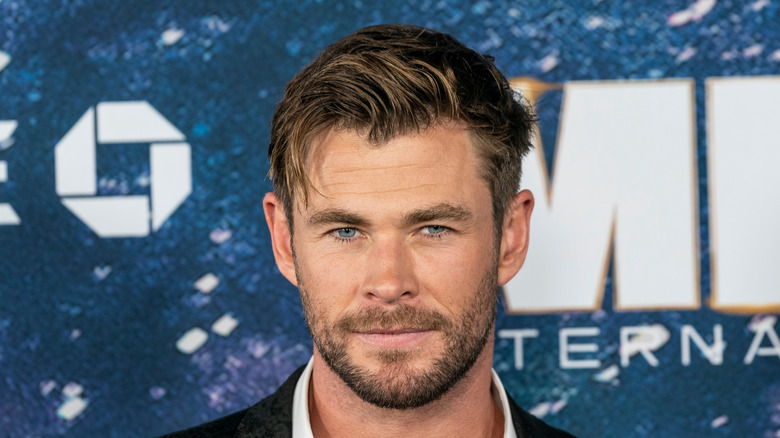 Chris Hemsworth pose