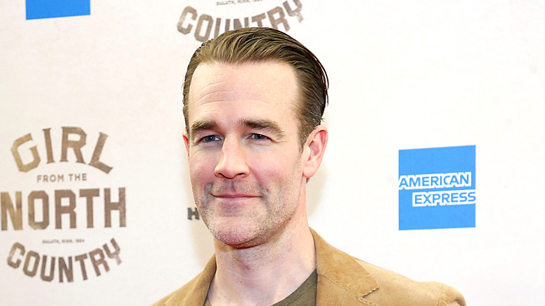 James Van Der Beek posant