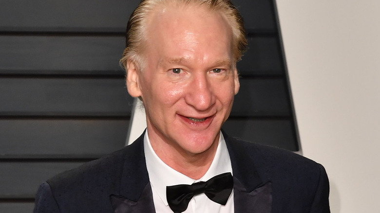 Bill Maher noeud papillon souriant