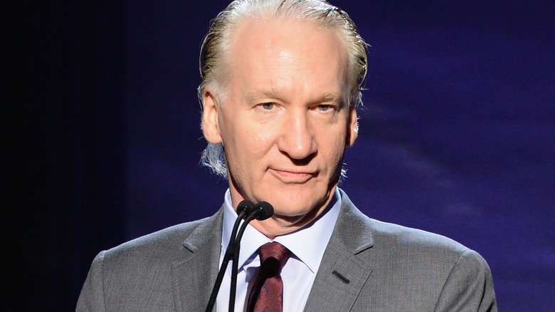 Bill Maher fronçant les sourcils 