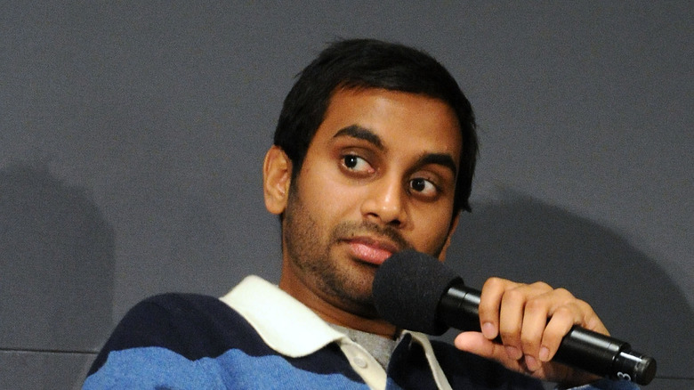 Aziz Ansari tenant un micro