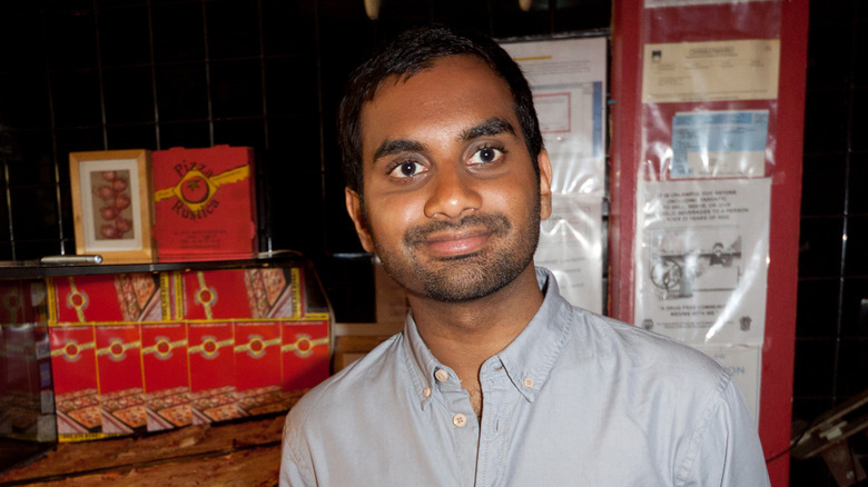 Aziz Ansari souriant