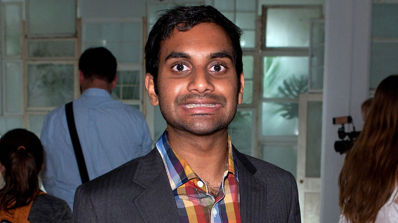 Aziz Ansari souriant avec les dents