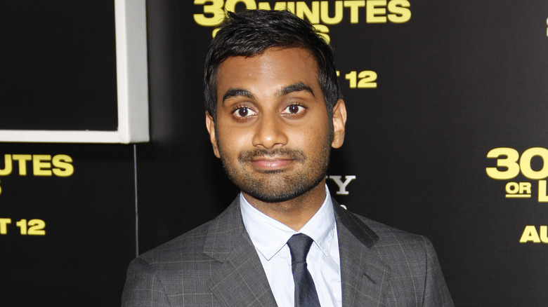 Aziz Ansari posant