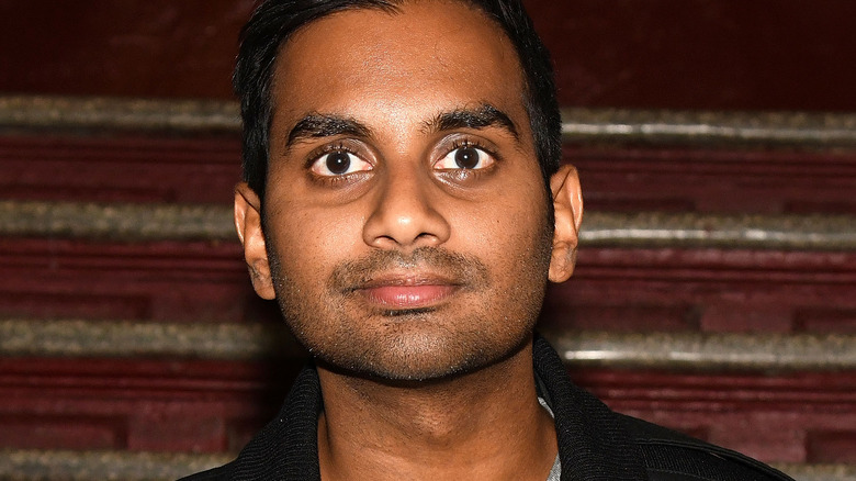 Aziz Ansari posant