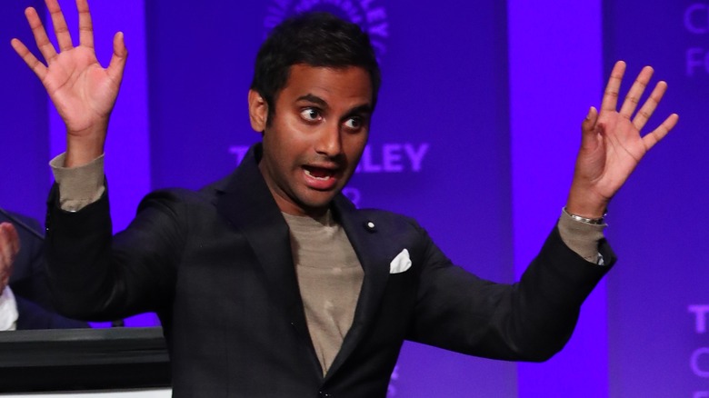 Aziz Ansari avec les mains en l'air, parlant