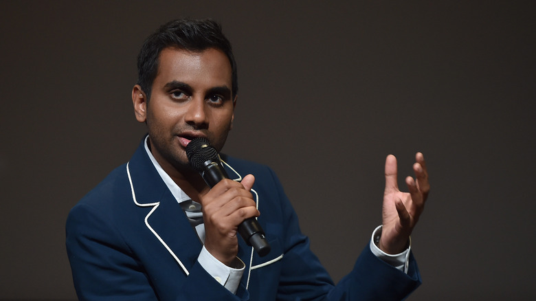 Aziz Ansari parle dans le micro