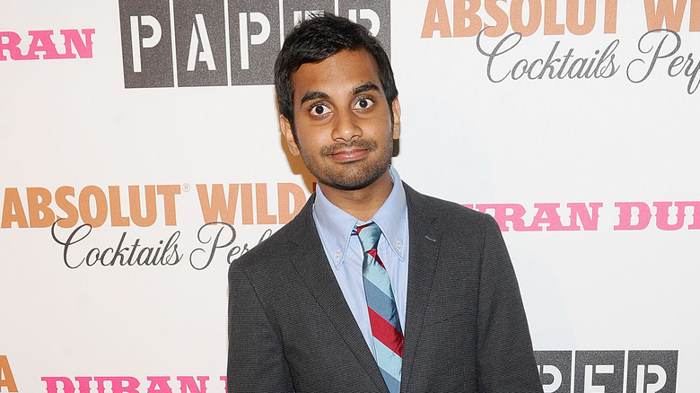 Aziz Ansari posant