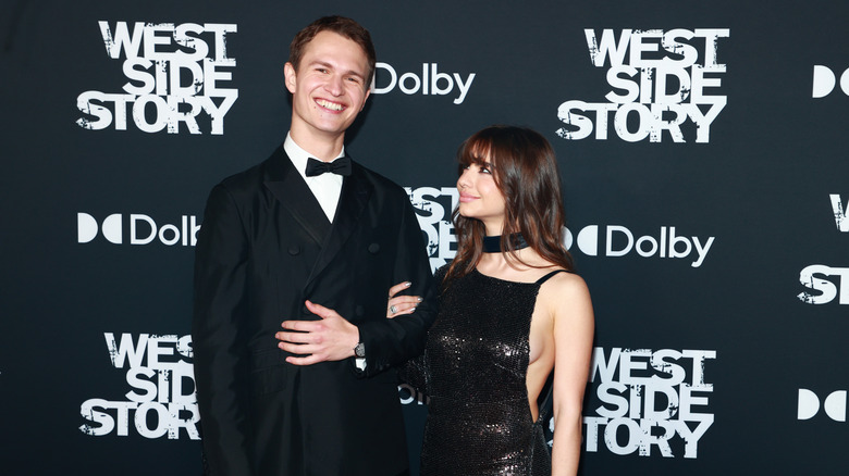 Ansel Elgort et Violetta Komyshan posant pour une photo