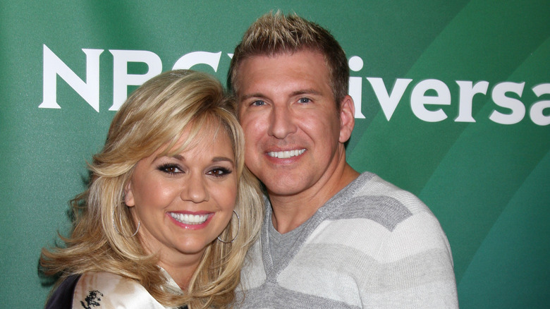 Julie et Todd Chrisley posant