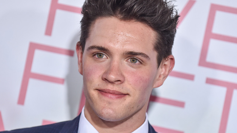 Casey Cott pose pour les caméras