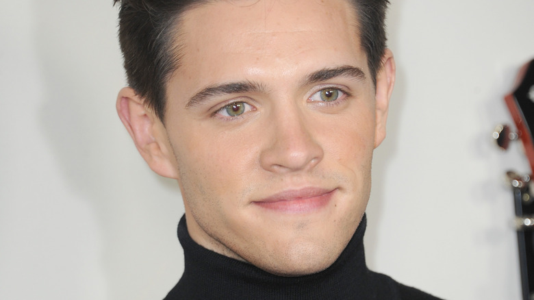 Casey Cott pose pour les caméras