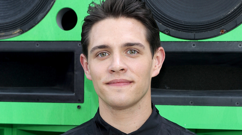 Casey Cott pose pour les caméras