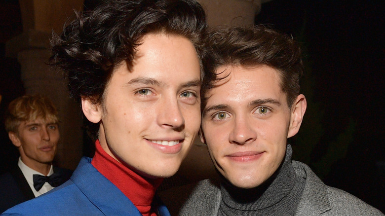 Cole Sprouse et Casey Cott posant ensemble