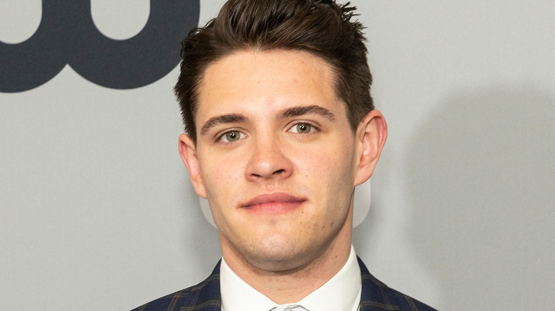 Casey Cott pose pour les caméras